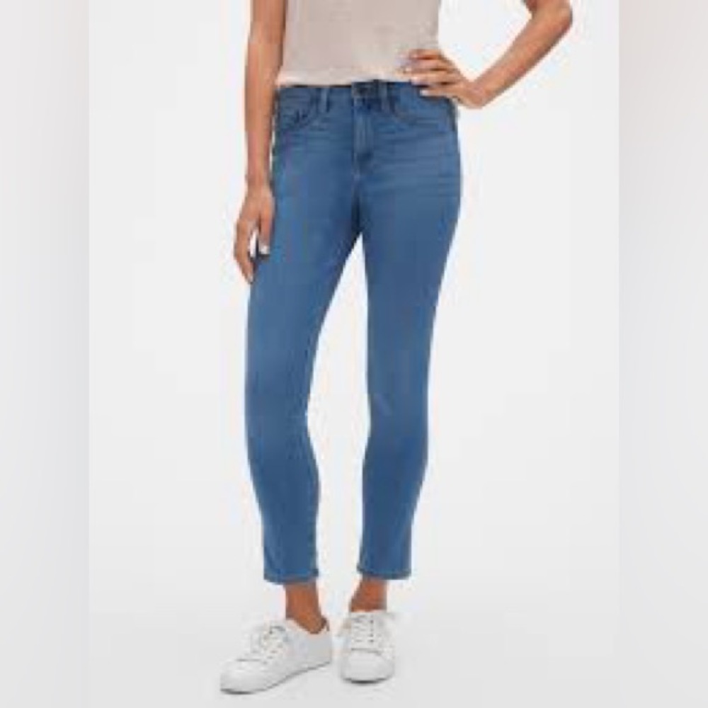 Women’s Banana Republic Light Blue Super Stretch Legging-Fit Jeans. 31/12 Petite